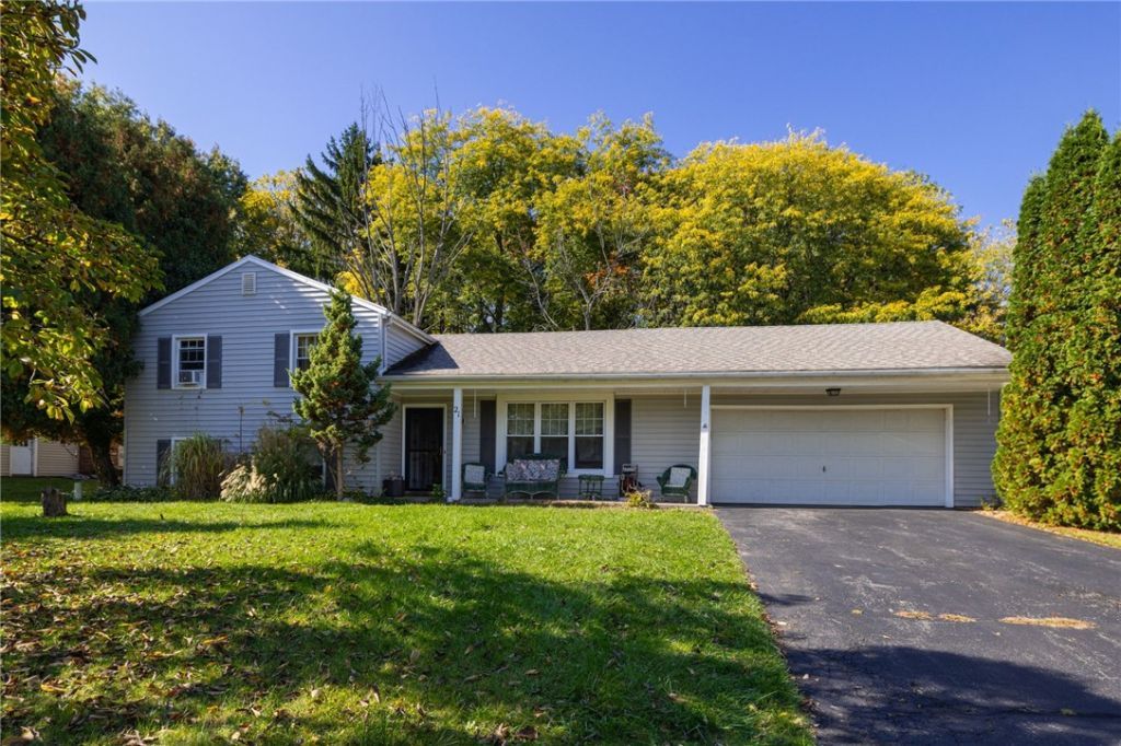 21 Blackwatch Trail , Fairport, NY 14450 Main Photo