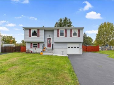 4304 Amblewood Lane , Clay, NY 13041