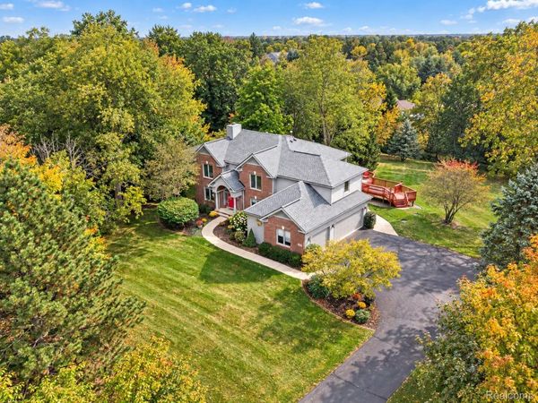 8805 Pebble Creek Drive , Hamburg Township, Mi 48169