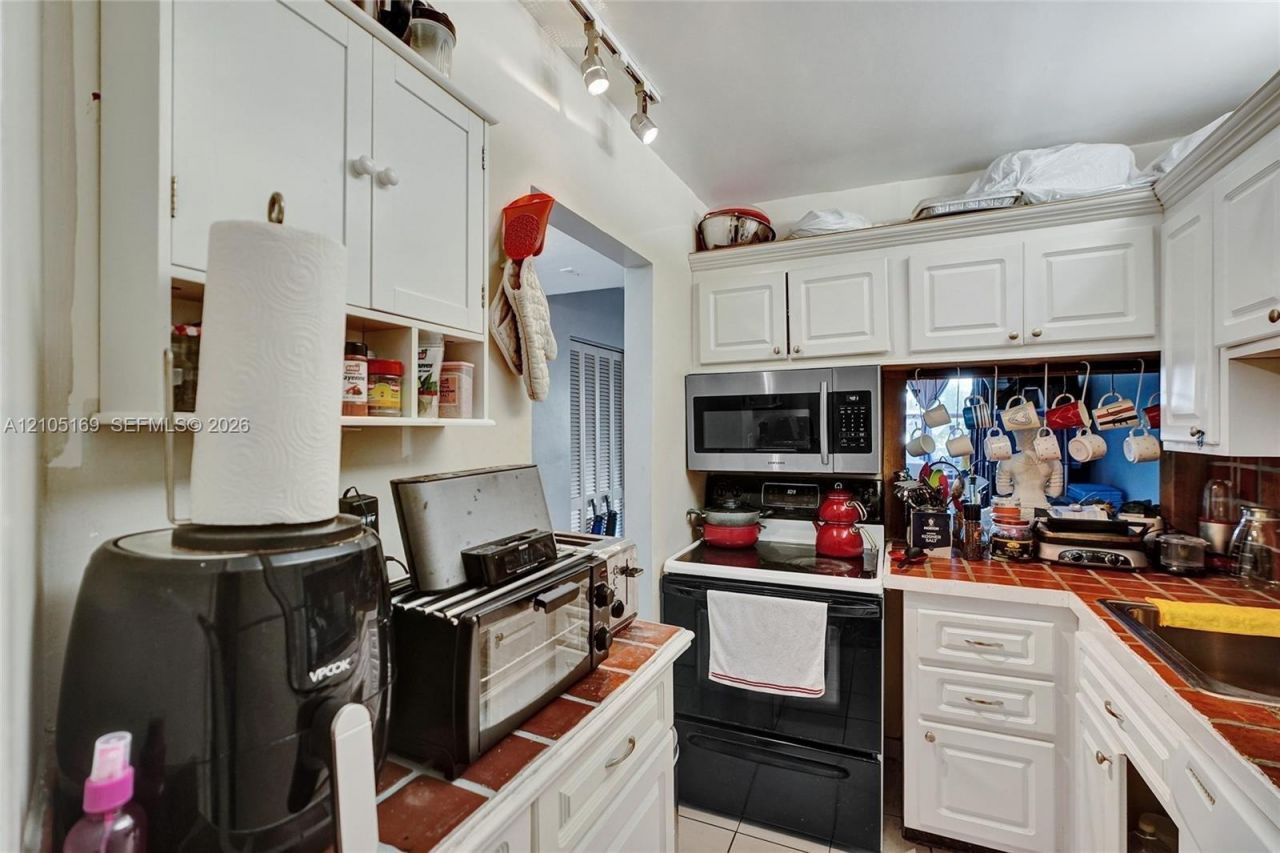2899 Collins Ave, Unit 521, Miami Beach, FL 33140 Photo