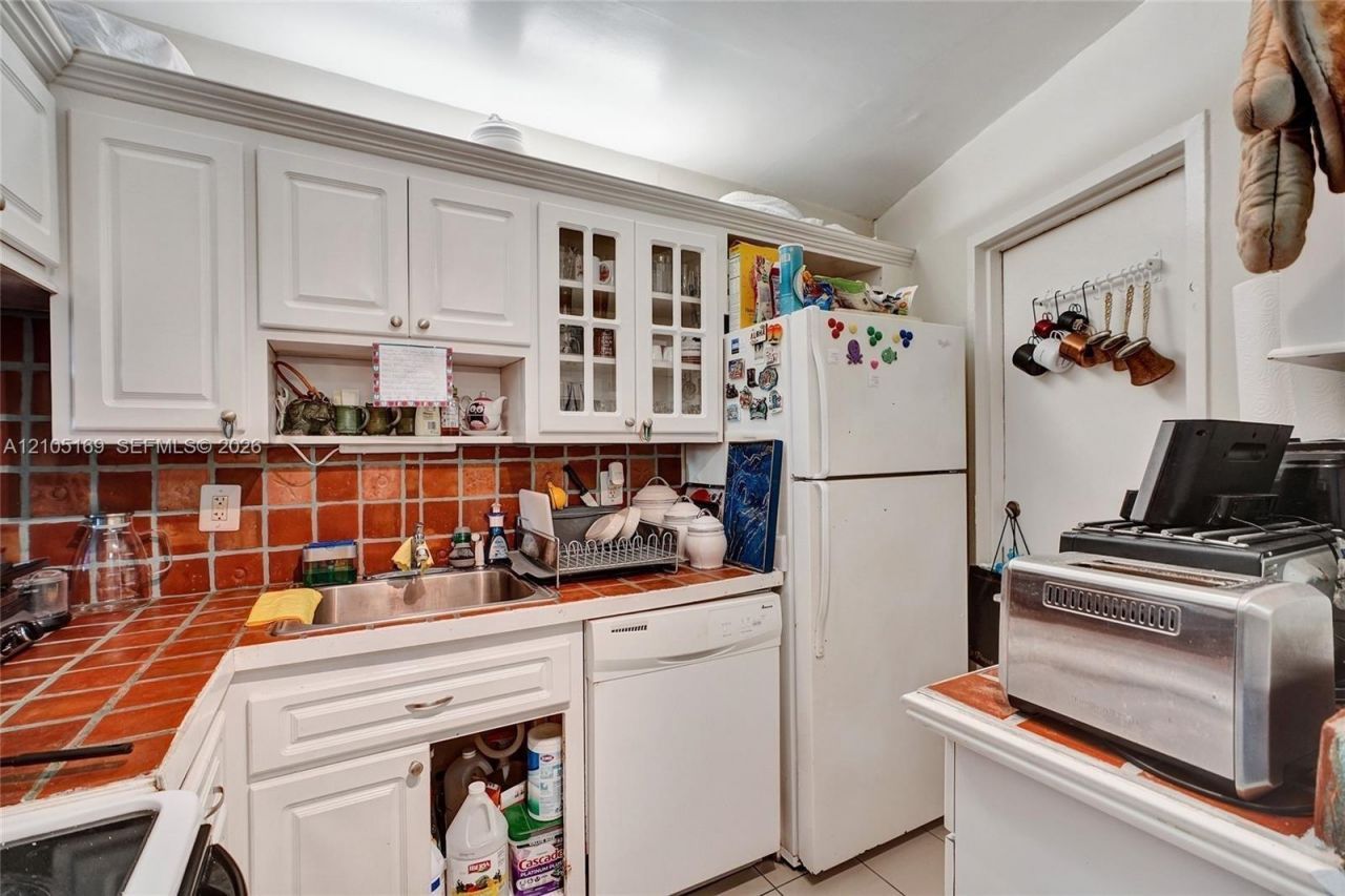 2899 Collins Ave, Unit 521, Miami Beach, FL 33140 Photo