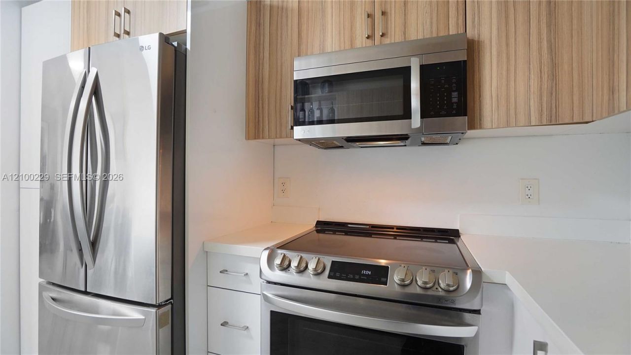 6900 Bay Dr, Unit 8K, Miami Beach, FL 33141 Photo