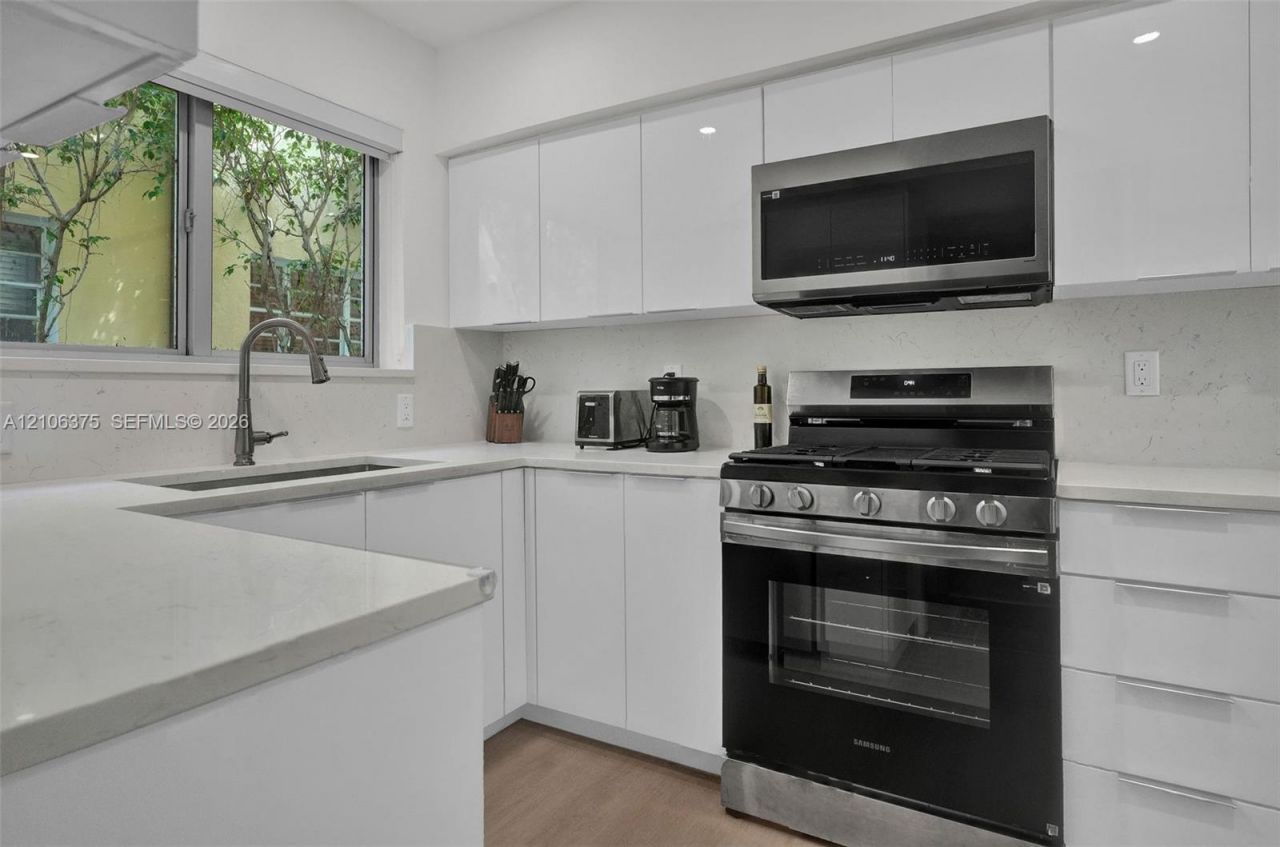 4800 Pine Tree Dr , Unit 101, Miami Beach, FL 33140 Photo
