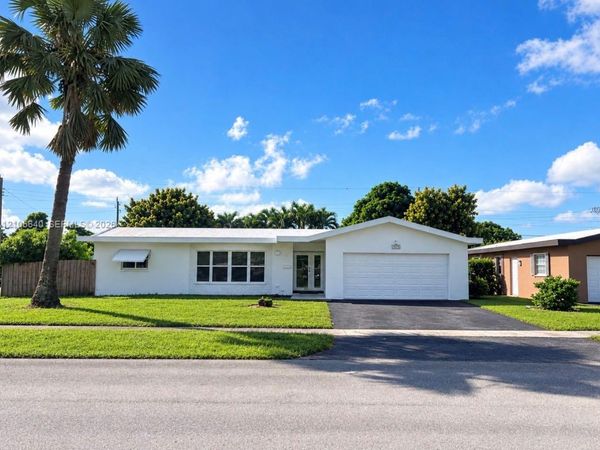 3700 NW 25th St , Lauderdale Lakes, FL 33311