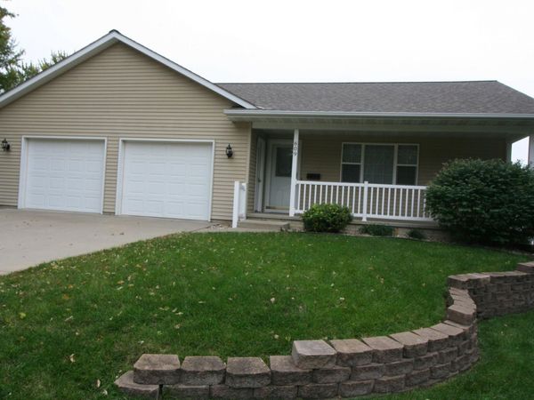 609 Georgia Ave SW, Orange City, IA 51041