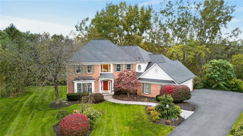 17 Crownwood Circle , Pittsford, NY 14534 Main Photo