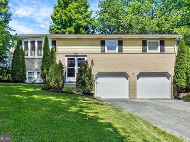 1911 OAKLEY DRIVE, YORK, PA 17408