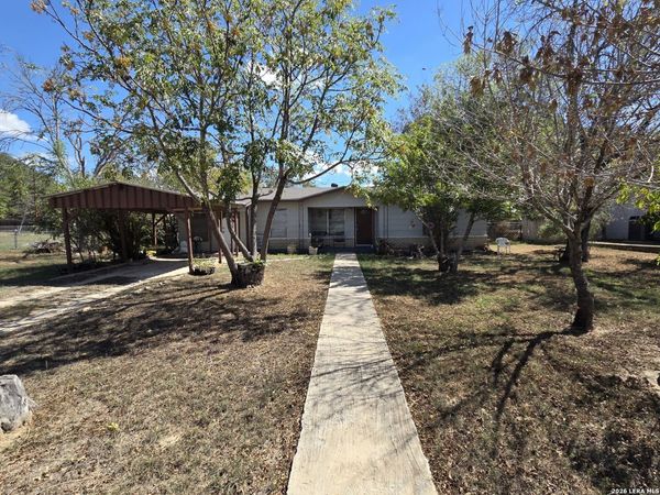 607 HICKORY HWY, Devine, TX 78016