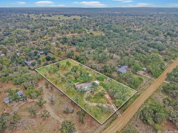 322 SHADY OAKS DR, Floresville, TX 78114