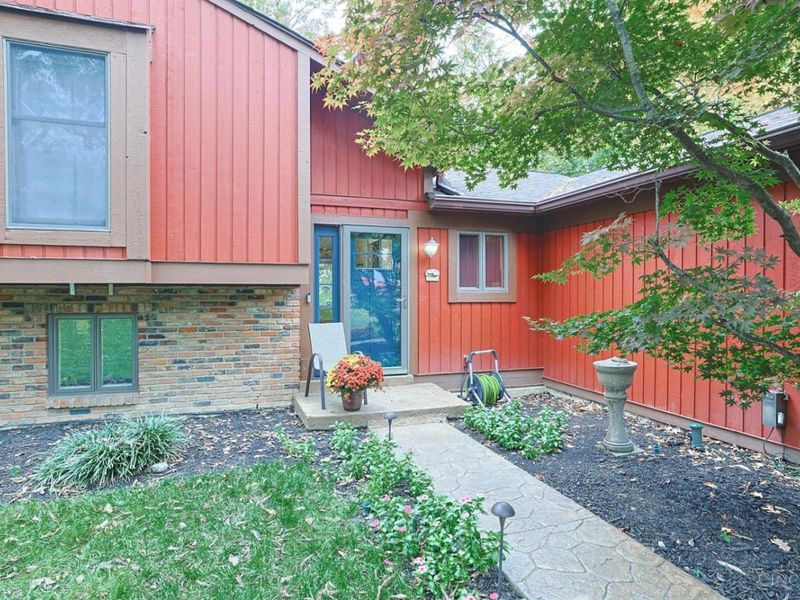 7577 Whitehall Circle W, West Chester, OH 45069 Photo 3