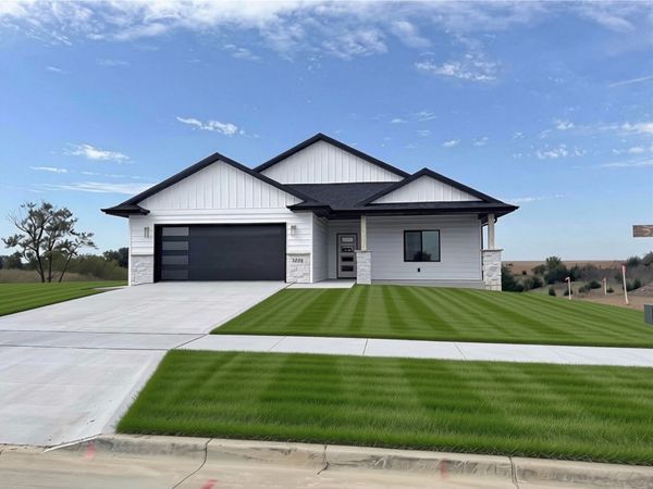 3221 Marigold Circle, Pella, IA 50219