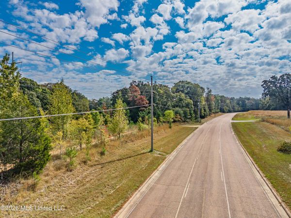 Lakewood Drive, Batesville, MS 38606