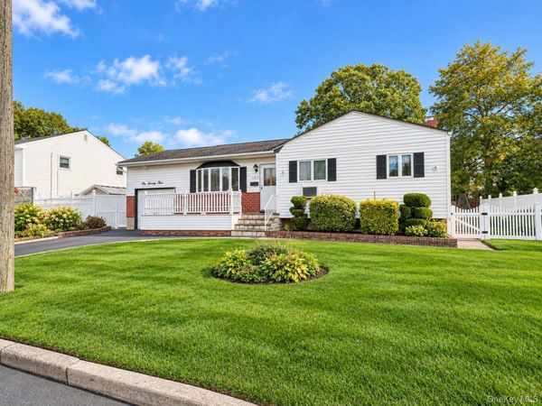 1073 Oakneck Road , Bay Shore, NY 11706