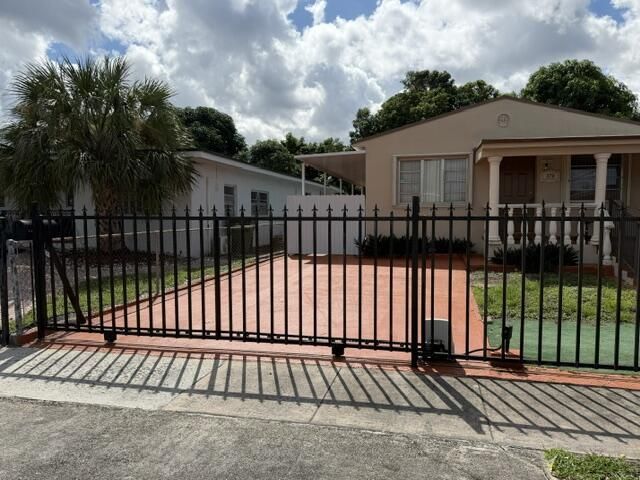 378 W 39th Place, Hialeah, FL 33012 Photo