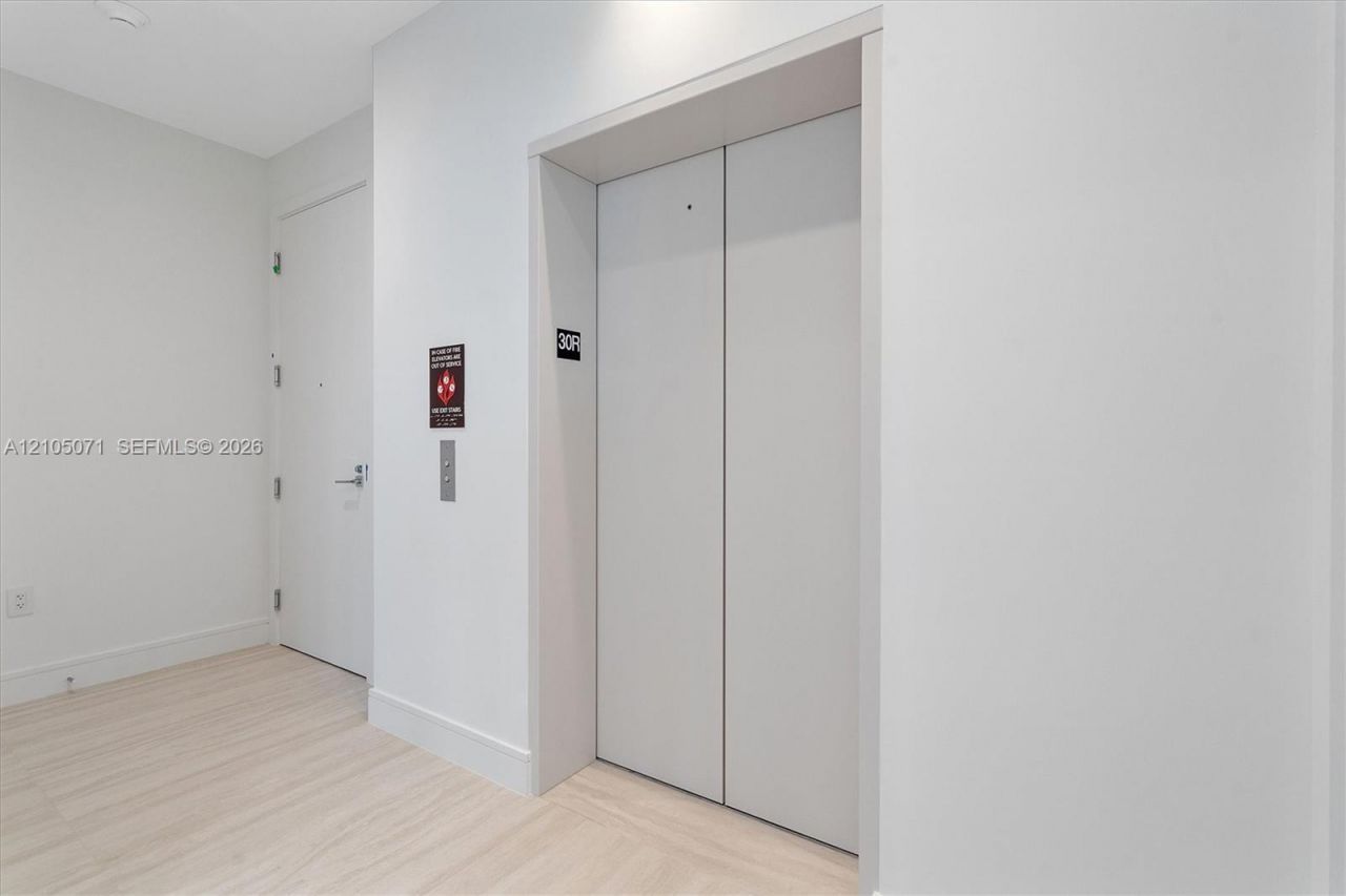 2411 Laguna Circle , Unit 3001, Miami, FL 33180 Photo