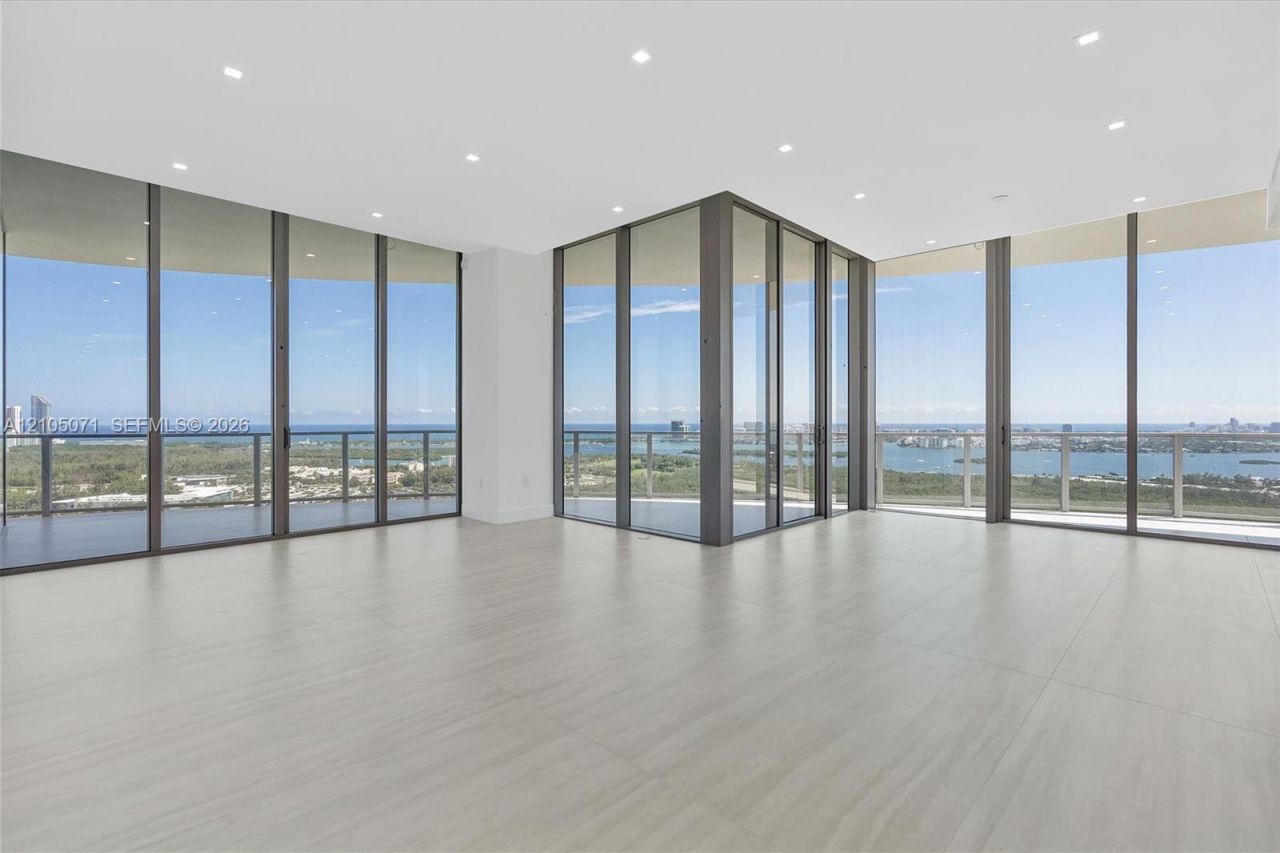 2411 Laguna Circle , Unit 3001, Miami, FL 33180 Photo