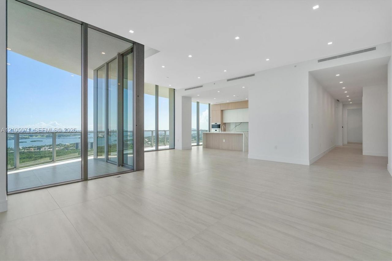 2411 Laguna Circle , Unit 3001, Miami, FL 33180 Photo