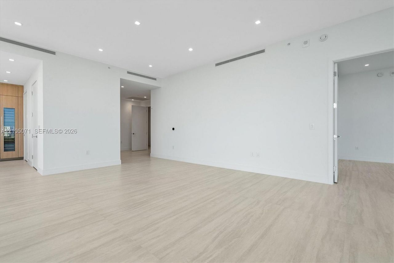 2411 Laguna Circle , Unit 3001, Miami, FL 33180 Photo
