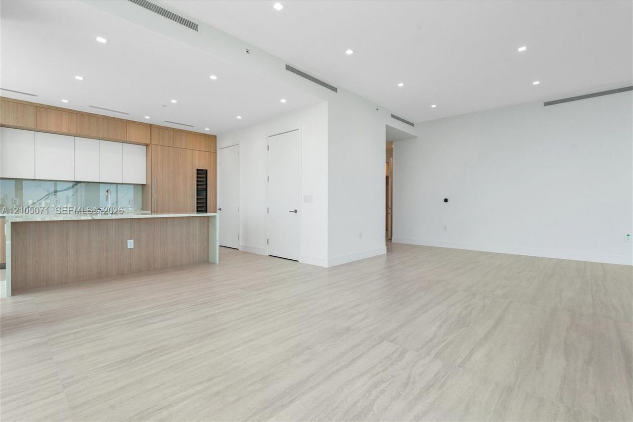 2411 Laguna Circle , Unit 3001, Miami, FL 33180 Photo