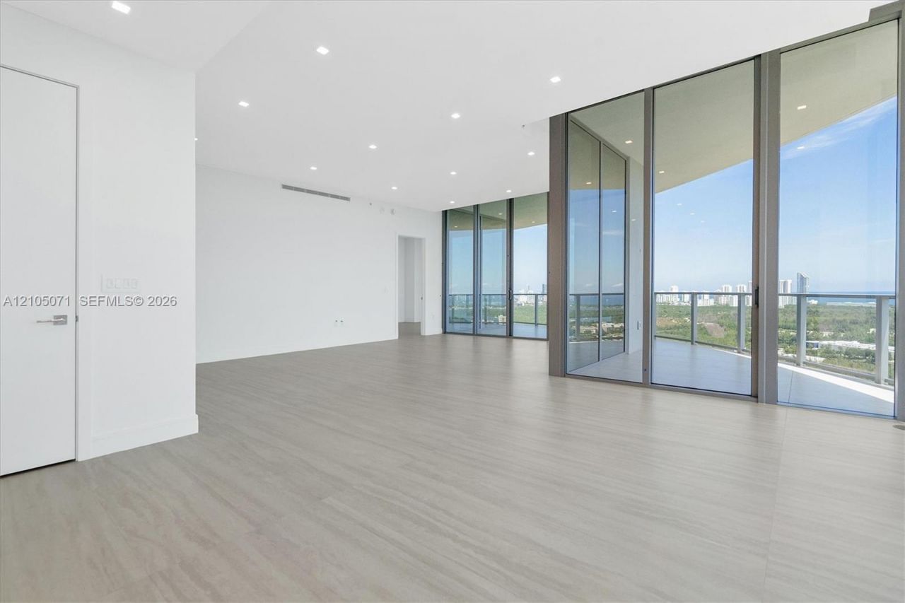 2411 Laguna Circle , Unit 3001, Miami, FL 33180 Photo