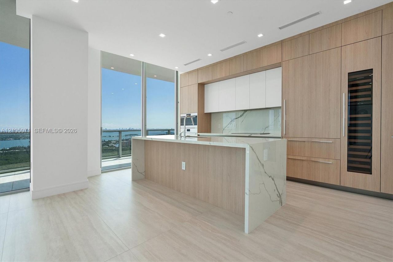 2411 Laguna Circle , Unit 3001, Miami, FL 33180 Photo