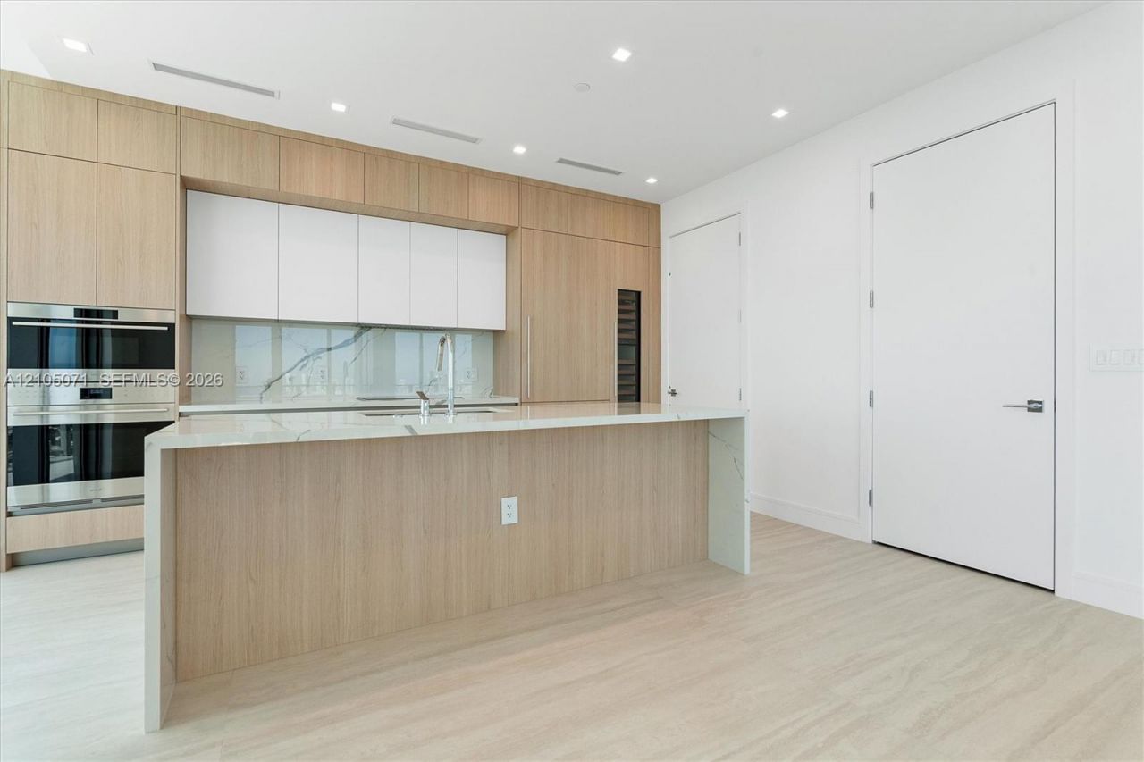 2411 Laguna Circle , Unit 3001, Miami, FL 33180 Photo