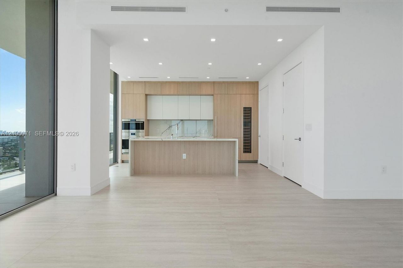 2411 Laguna Circle , Unit 3001, Miami, FL 33180 Photo