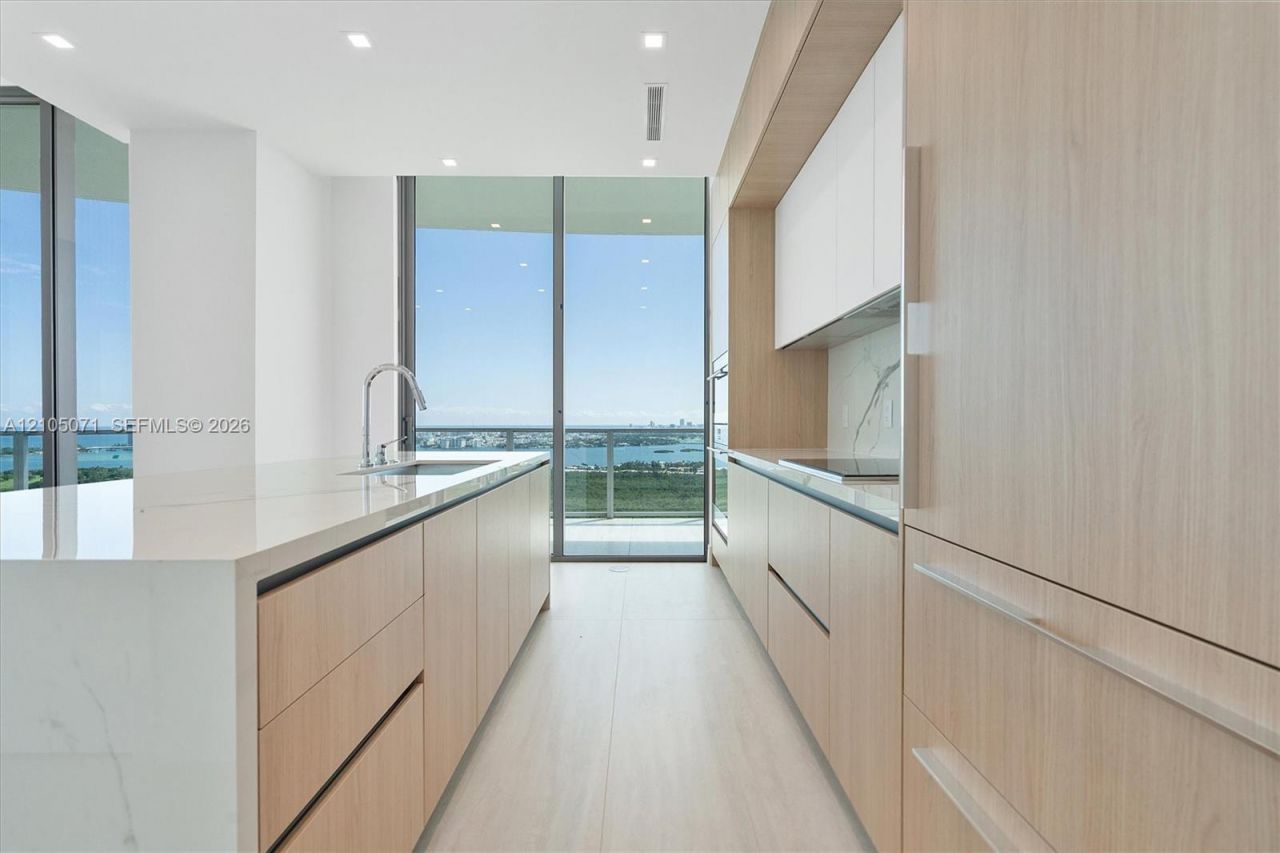 2411 Laguna Circle , Unit 3001, Miami, FL 33180 Photo