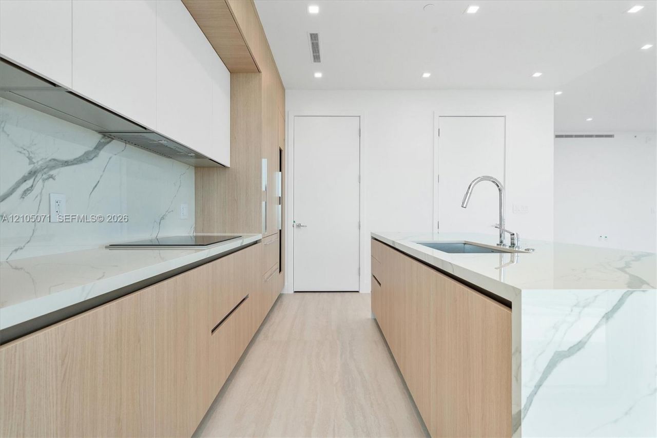 2411 Laguna Circle , Unit 3001, Miami, FL 33180 Photo