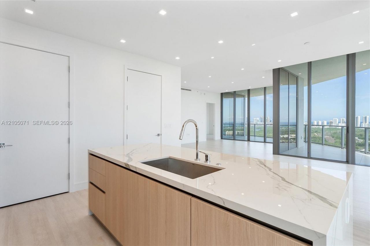 2411 Laguna Circle , Unit 3001, Miami, FL 33180 Photo