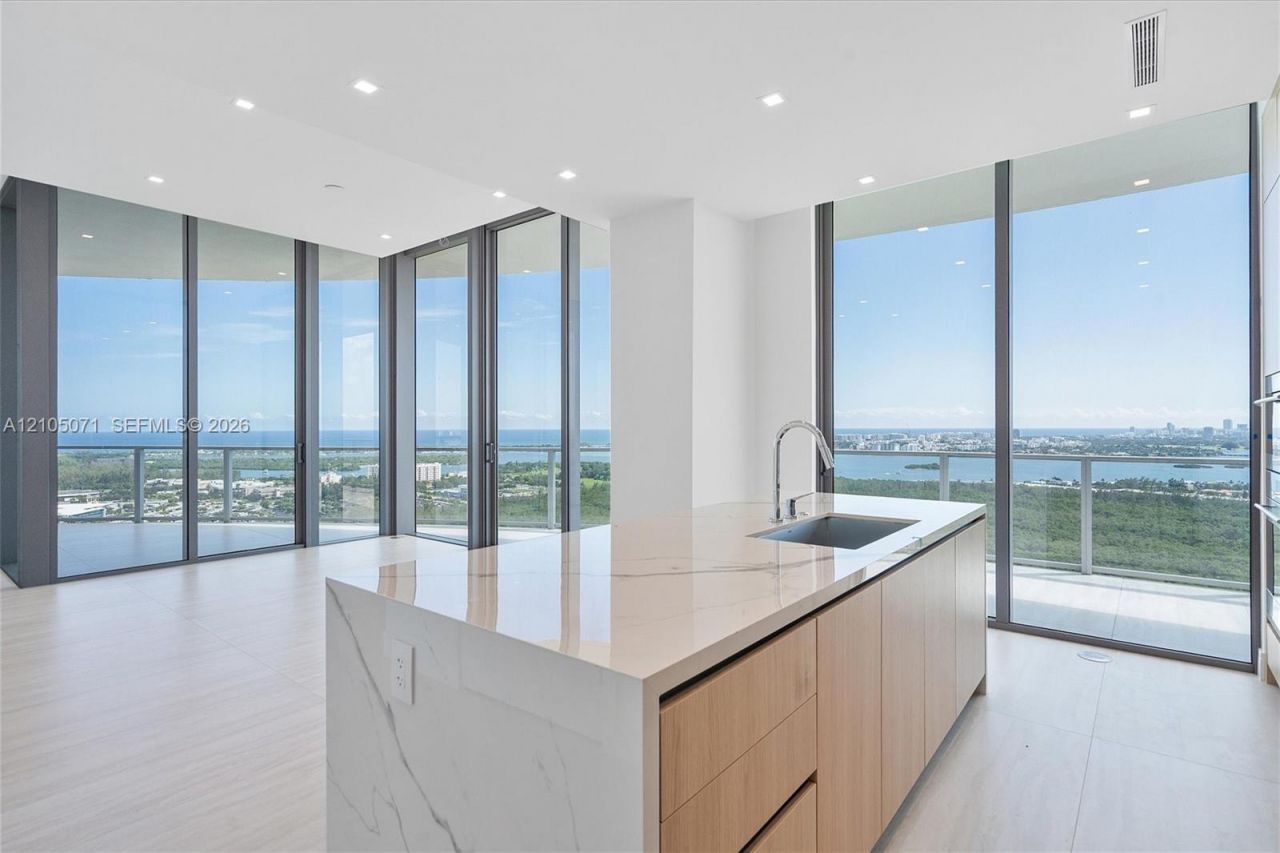 2411 Laguna Circle , Unit 3001, Miami, FL 33180 Photo