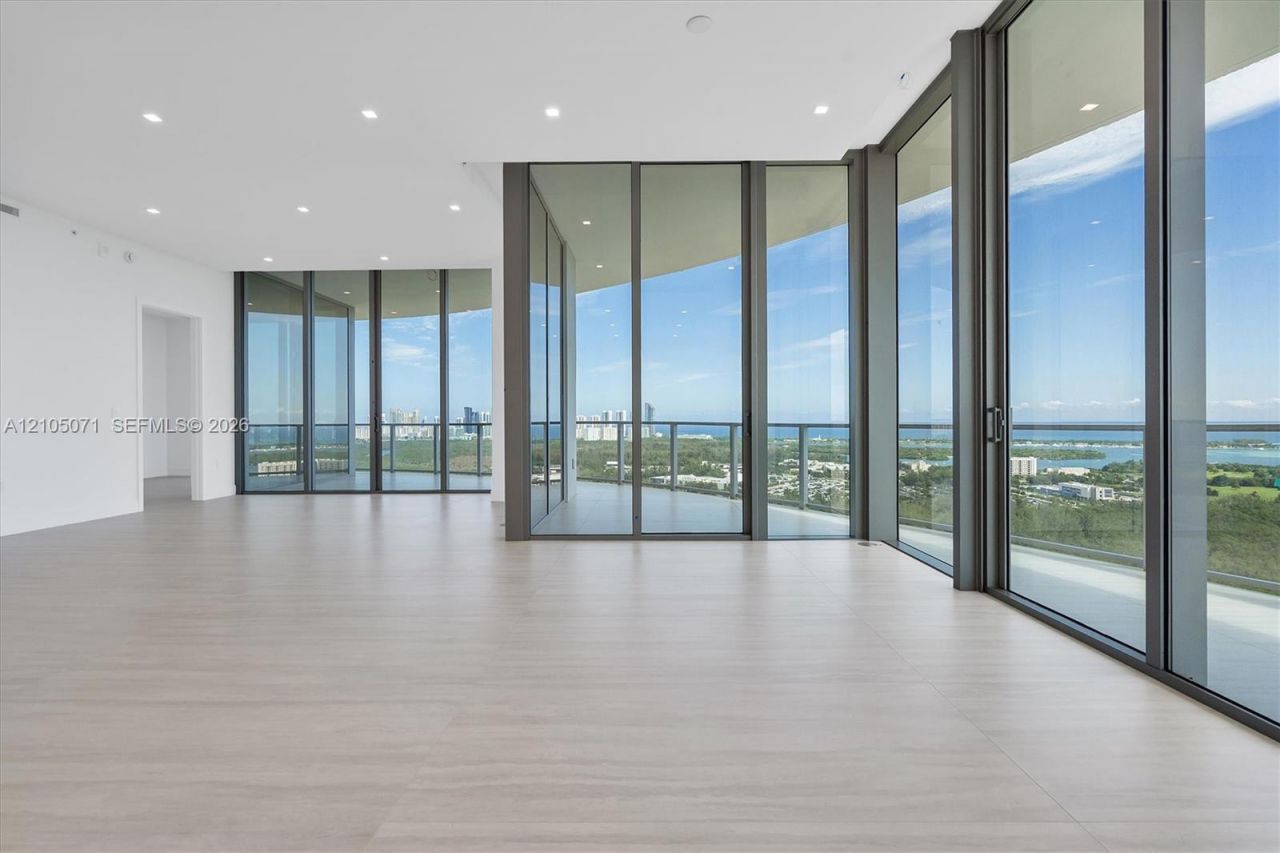 2411 Laguna Circle , Unit 3001, Miami, FL 33180 Photo