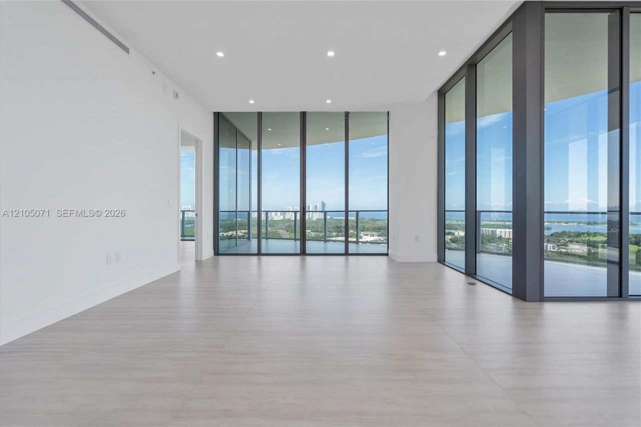 2411 Laguna Circle , Unit 3001, Miami, FL 33180 Photo