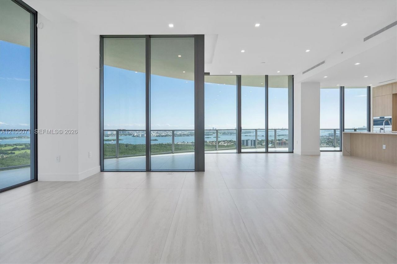 2411 Laguna Circle , Unit 3001, Miami, FL 33180 Photo