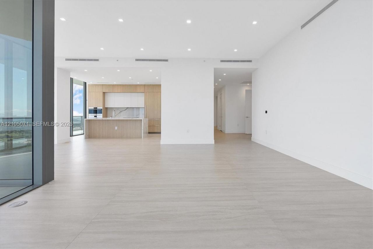 2411 Laguna Circle , Unit 3001, Miami, FL 33180 Photo