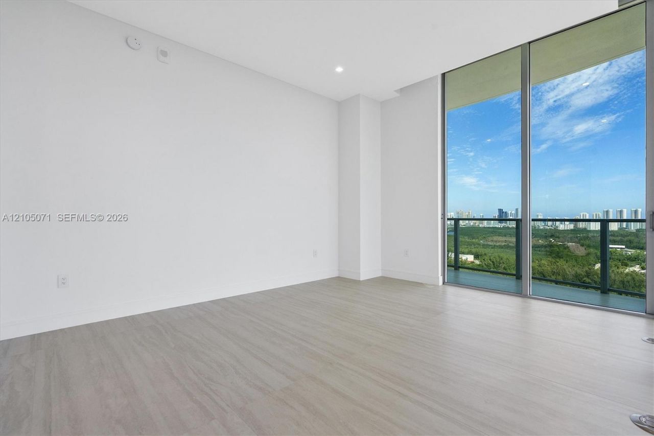 2411 Laguna Circle , Unit 3001, Miami, FL 33180 Photo
