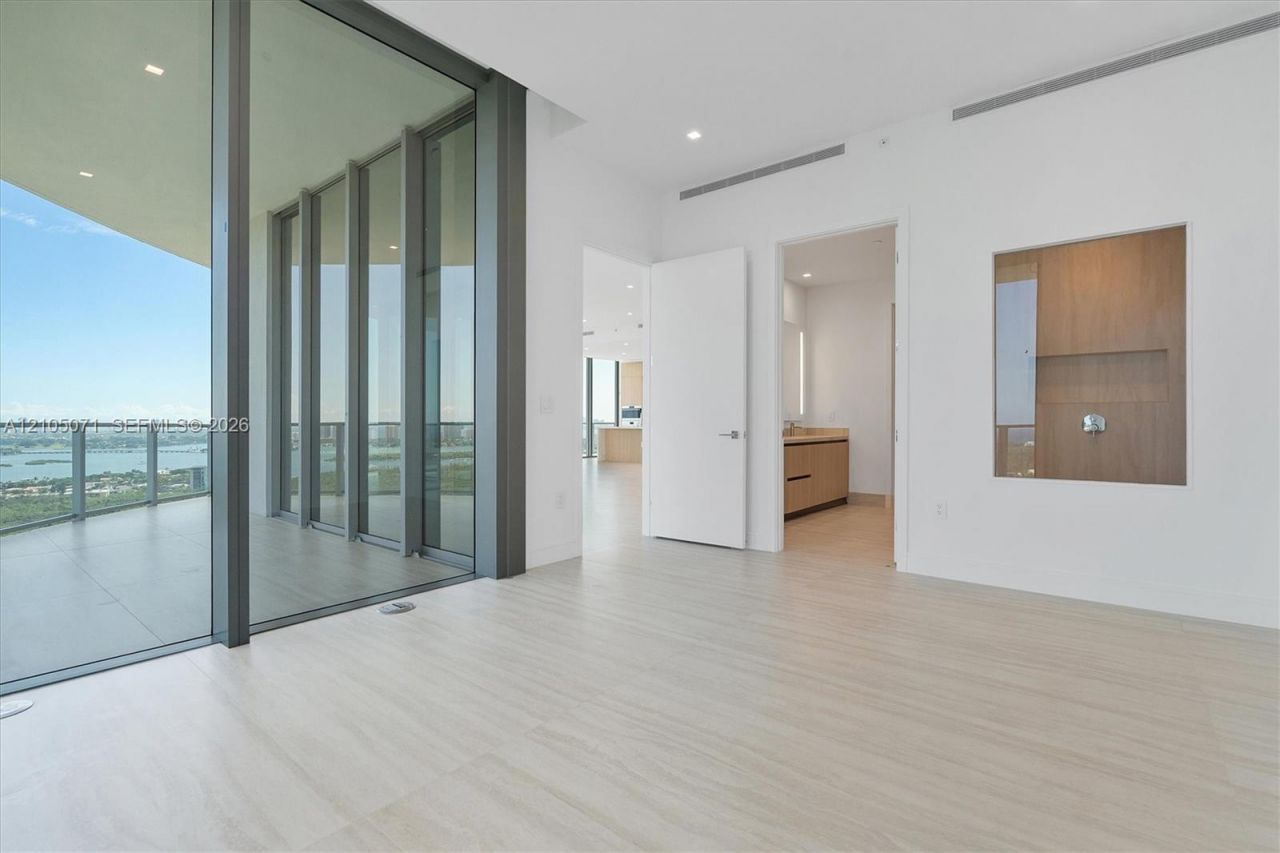 2411 Laguna Circle , Unit 3001, Miami, FL 33180 Photo