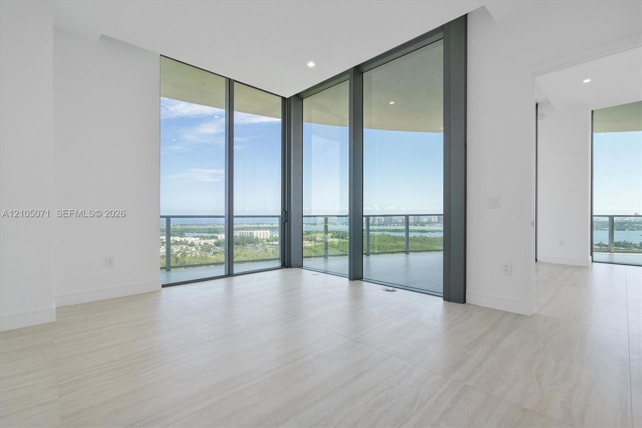 2411 Laguna Circle , Unit 3001, Miami, FL 33180 Photo