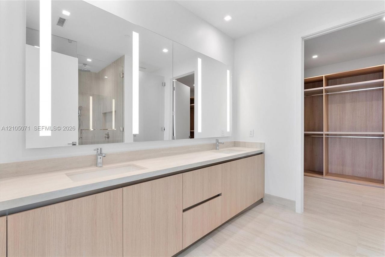 2411 Laguna Circle , Unit 3001, Miami, FL 33180 Photo