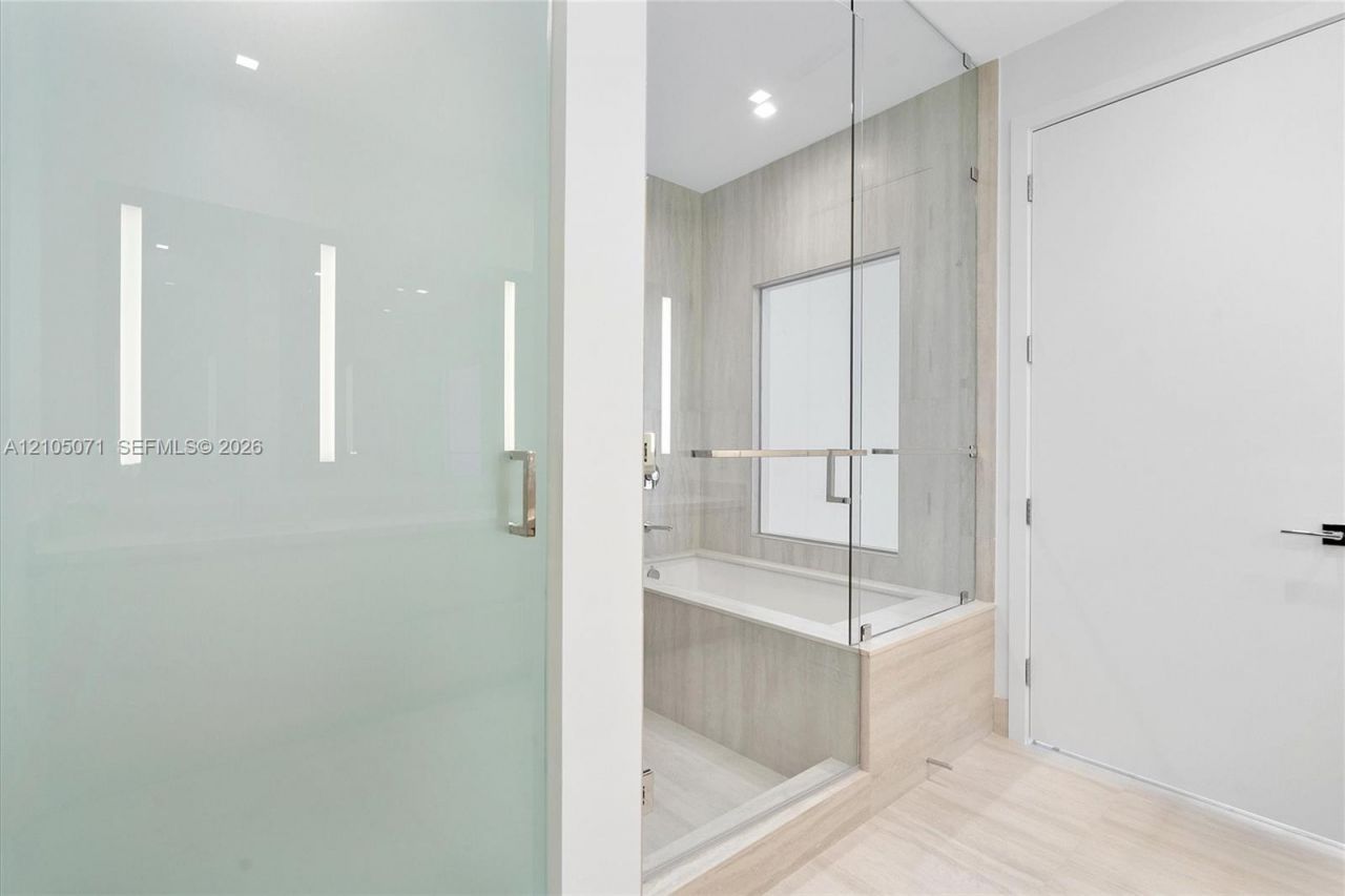2411 Laguna Circle , Unit 3001, Miami, FL 33180 Photo