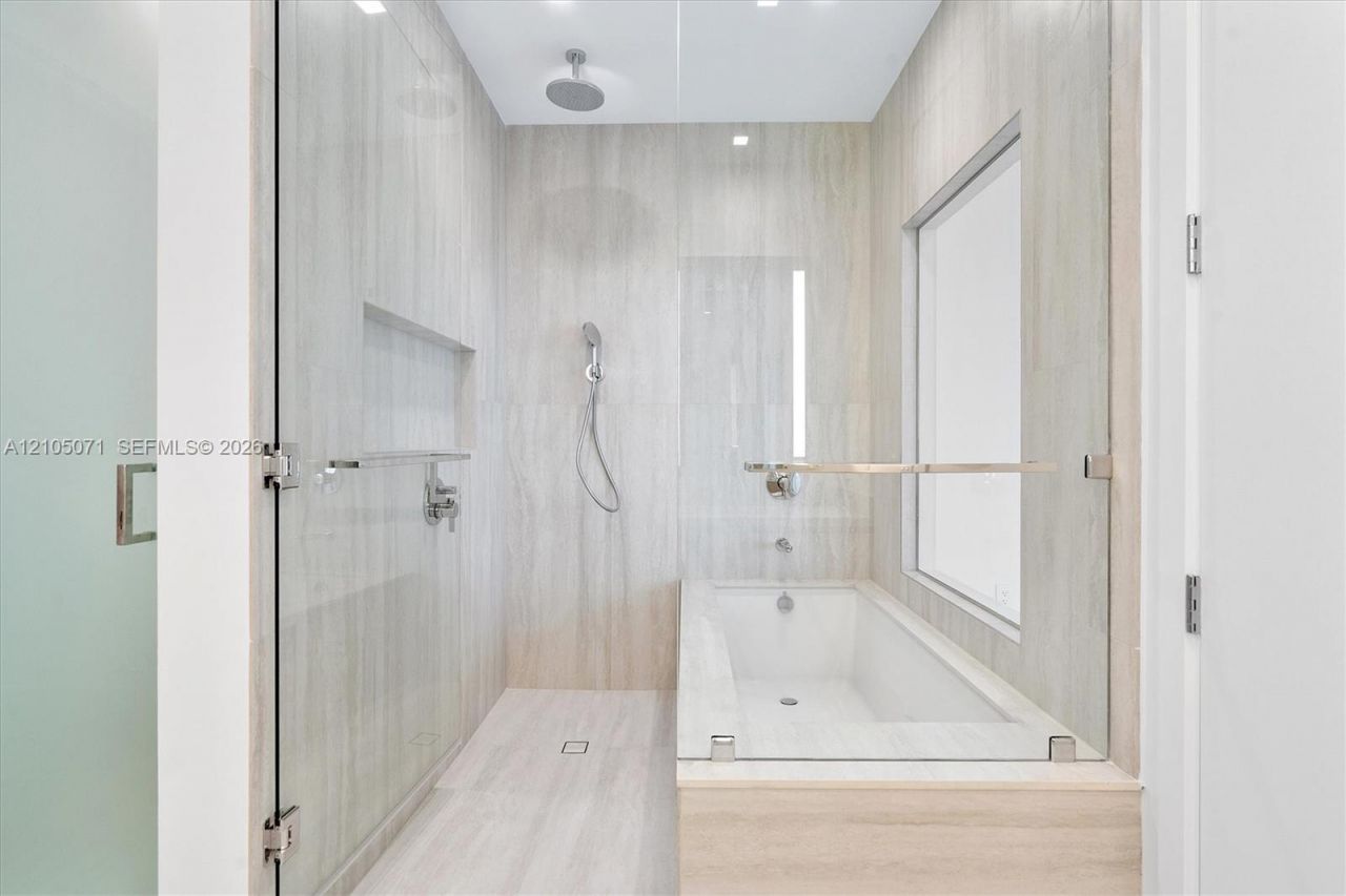 2411 Laguna Circle , Unit 3001, Miami, FL 33180 Photo