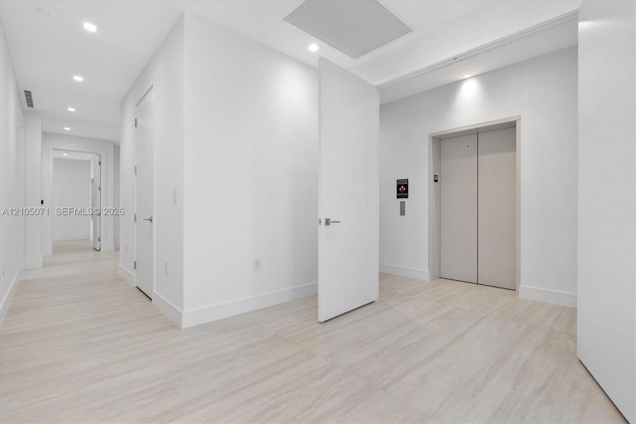 2411 Laguna Circle , Unit 3001, Miami, FL 33180 Photo