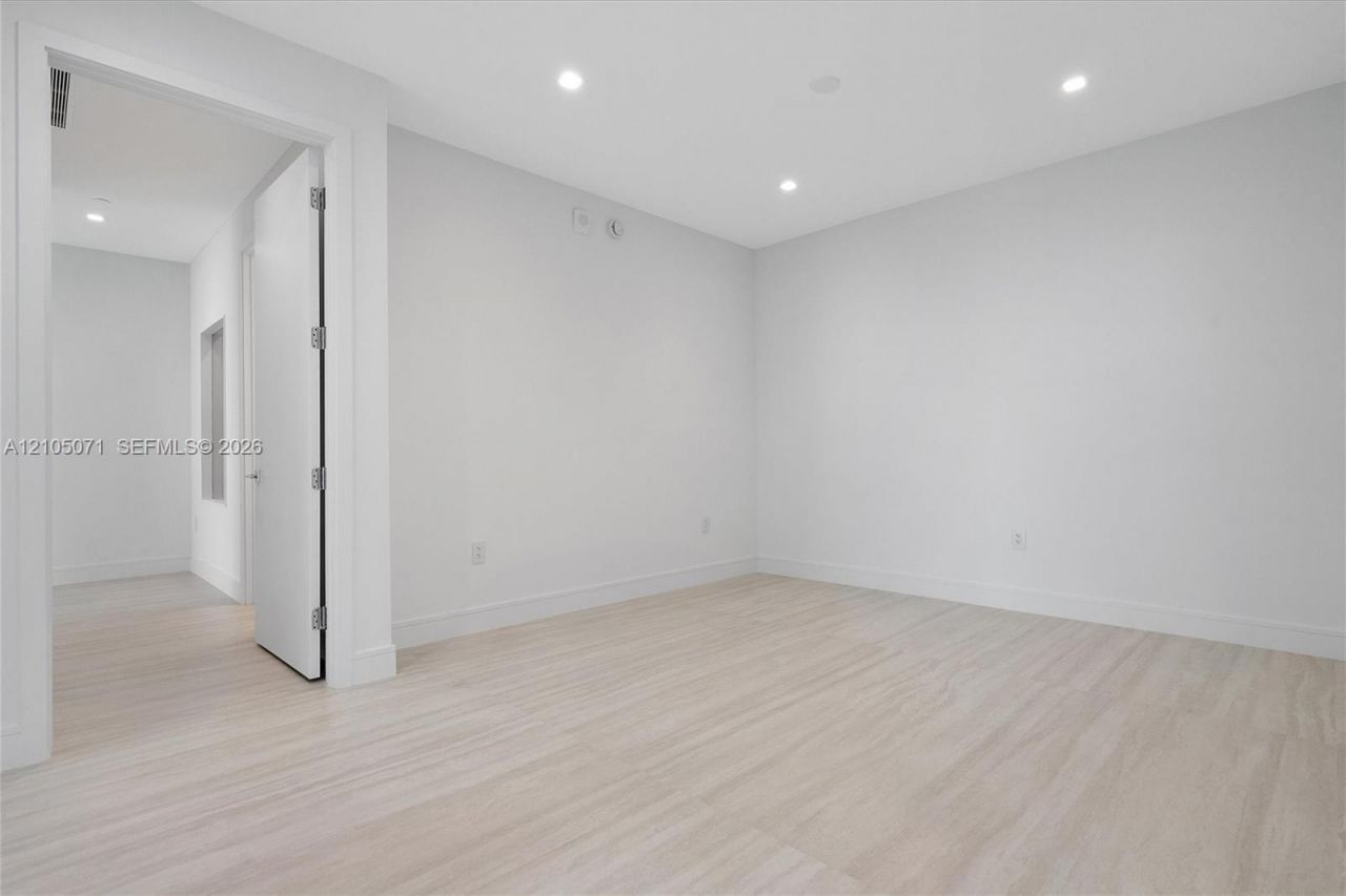 2411 Laguna Circle , Unit 3001, Miami, FL 33180 Photo