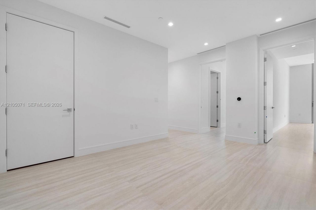 2411 Laguna Circle , Unit 3001, Miami, FL 33180 Photo