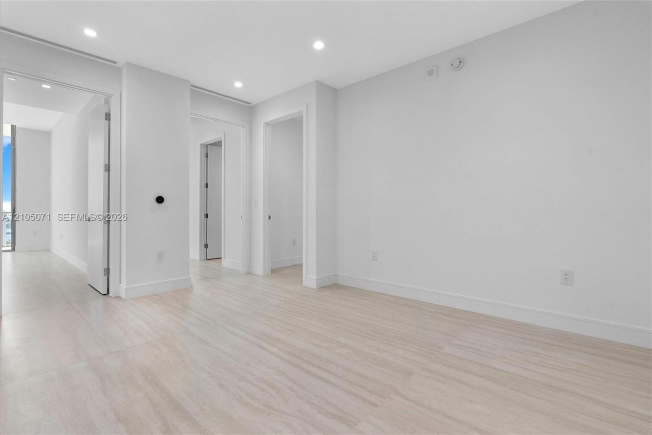 2411 Laguna Circle , Unit 3001, Miami, FL 33180 Photo