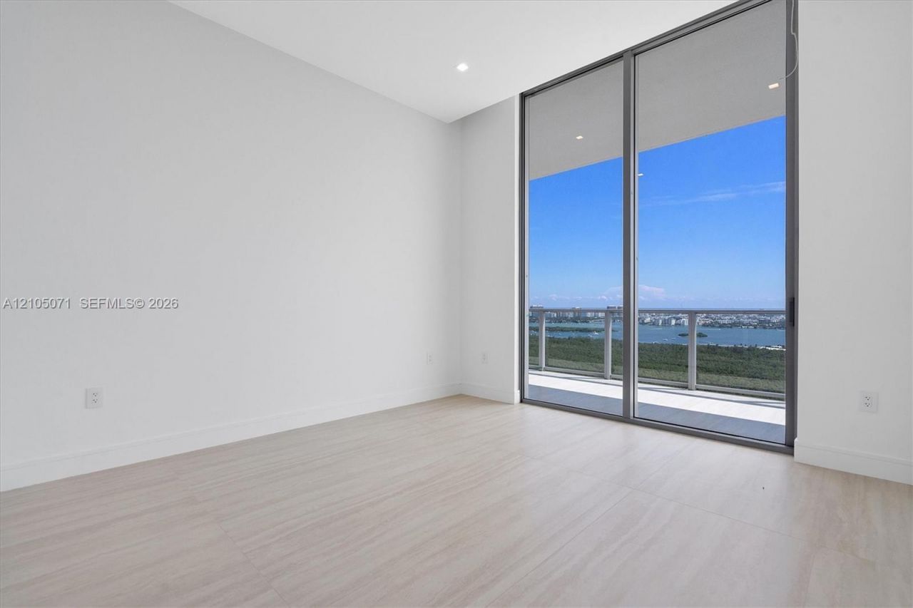 2411 Laguna Circle , Unit 3001, Miami, FL 33180 Photo
