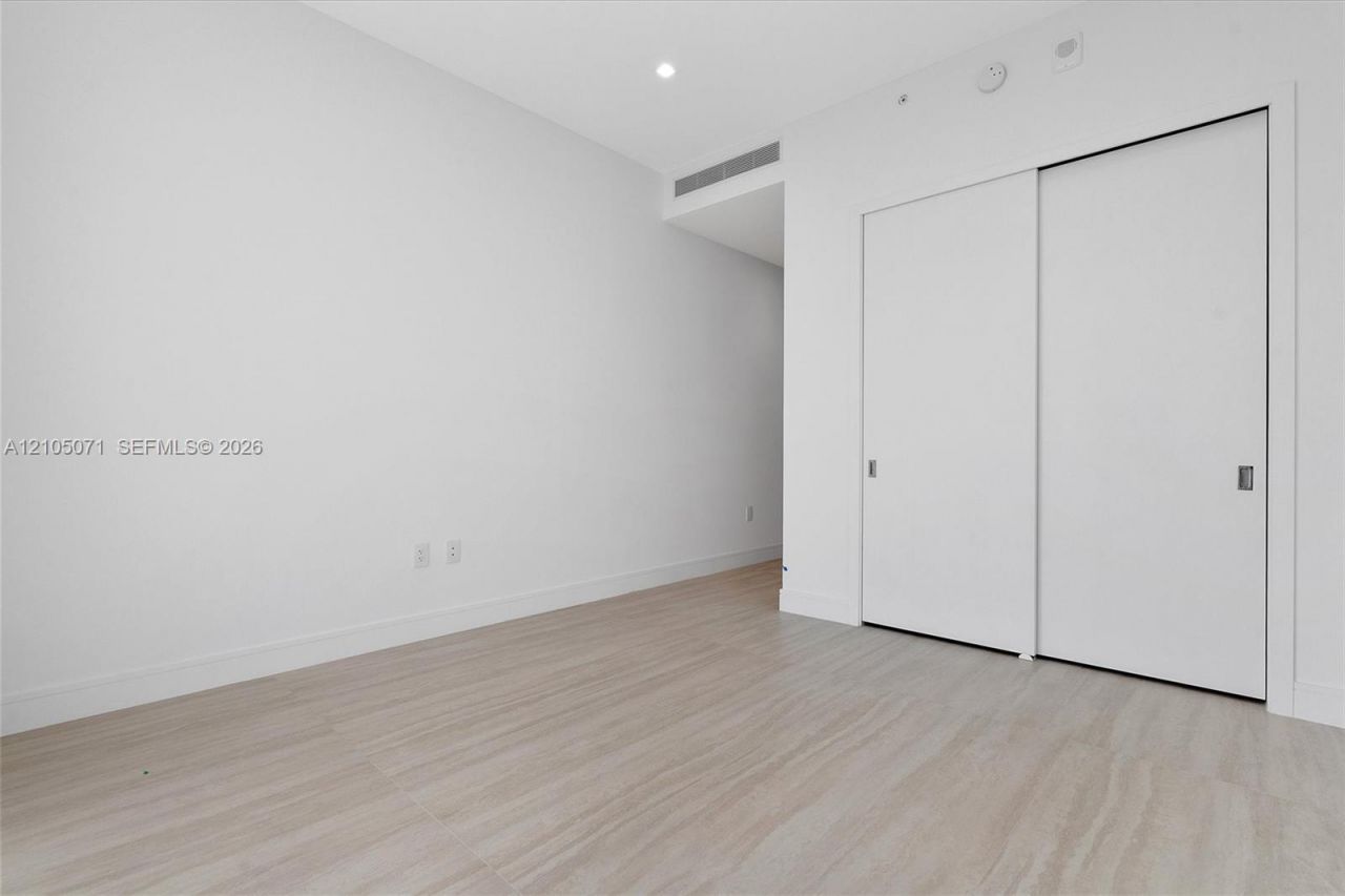 2411 Laguna Circle , Unit 3001, Miami, FL 33180 Photo