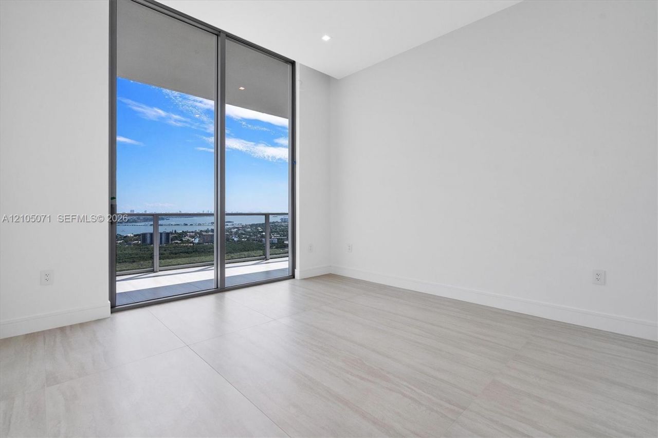 2411 Laguna Circle , Unit 3001, Miami, FL 33180 Photo