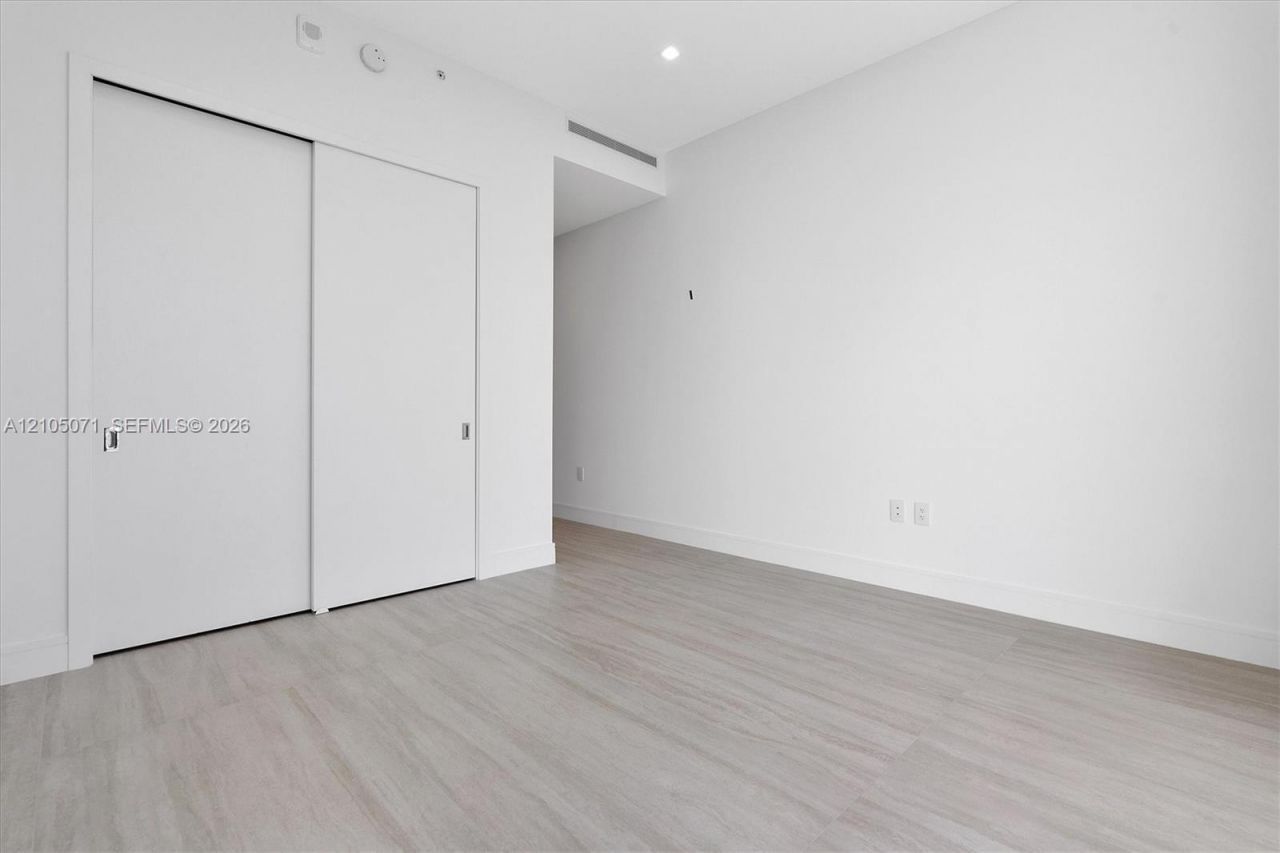 2411 Laguna Circle , Unit 3001, Miami, FL 33180 Photo