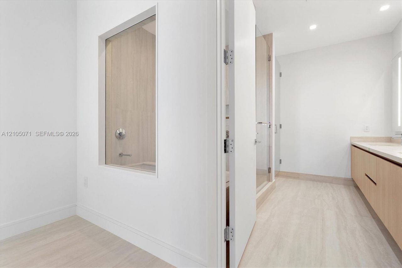 2411 Laguna Circle , Unit 3001, Miami, FL 33180 Photo